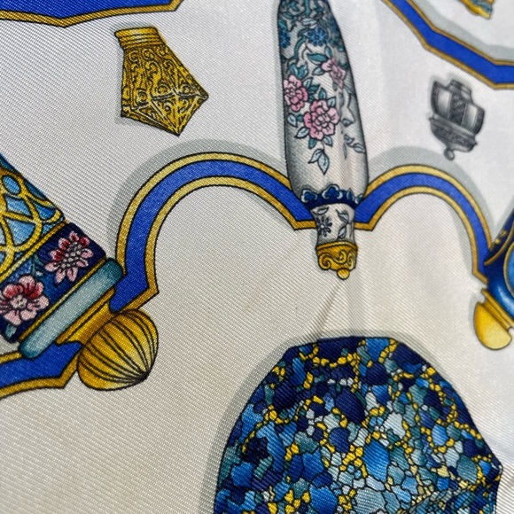 !!Vintage Hermes!! Scarf 100% Silk Lu Falcon Perfume Bottles - Great Condition!! - Picture 6 of 6